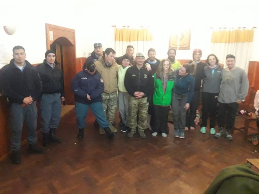 Policías y soldados con los rescatados en Primeros Pinos.