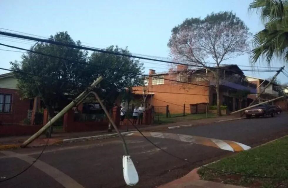 Una camión se llevó puesto un tendido eléctrico y dejó a 100 usuarios sin luz y teléfono.