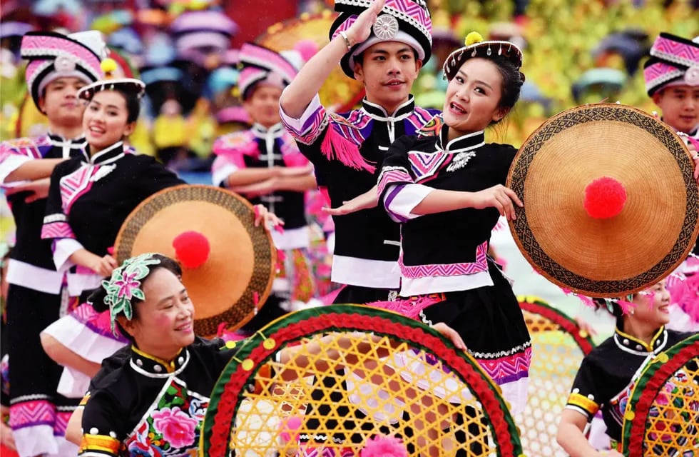 Muestra sobre trajes típicos de minorías culturales en China