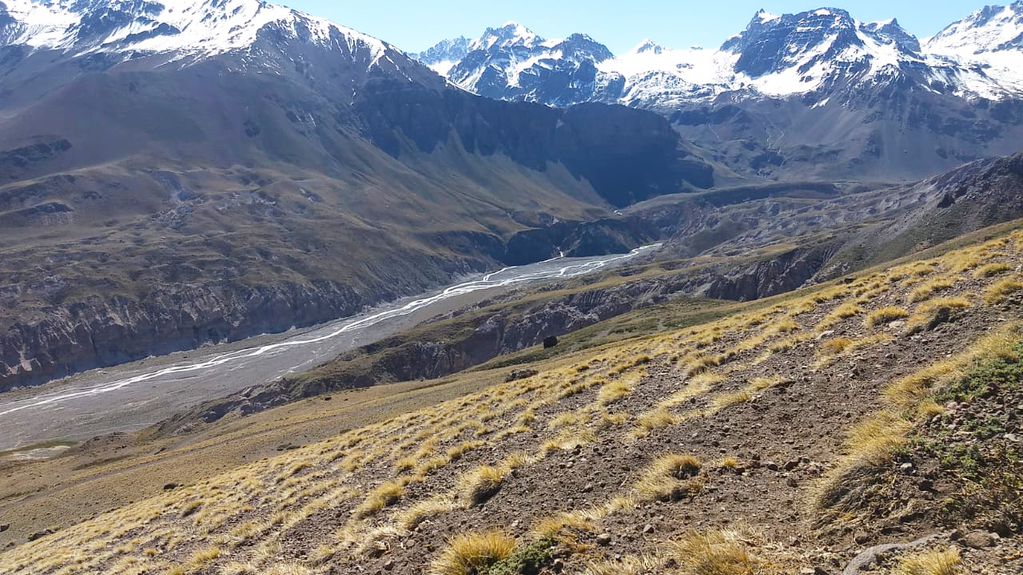 En medio de paisajes inigualables equipos de Argentina, Chile y Austria continúan adelante con los estudios geológicos en el futuro paso Las Leñas.