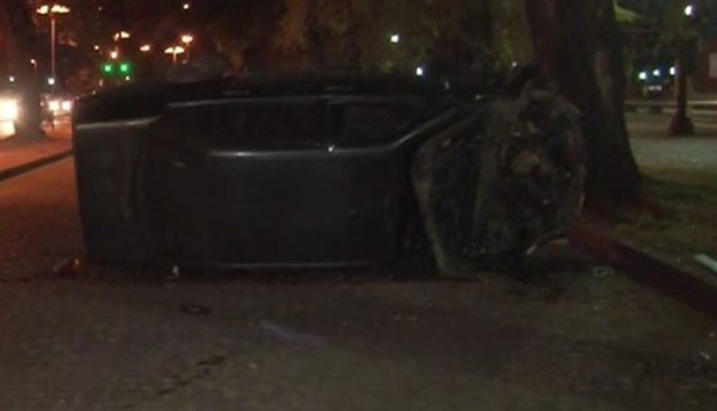 El Ford Galaxy apareció volcado en plena avenida pero su conductor no estaba. Investigan si se trata de un auto robado. (@canal5derosario)