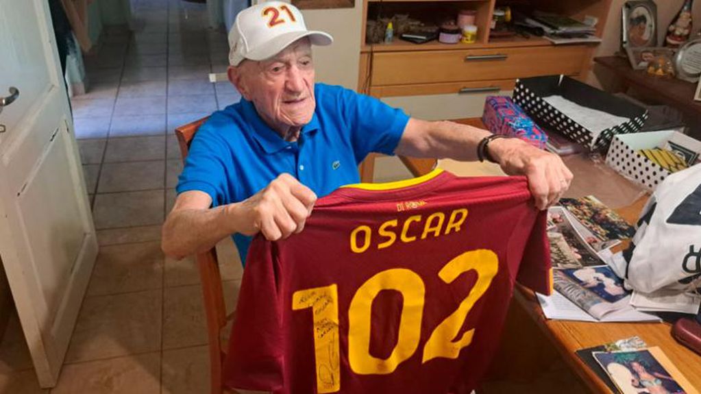Oscar tiene 102 años de edad,