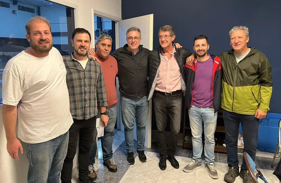 Castellano y candidatos a concejal con dirigentes de Quilmes