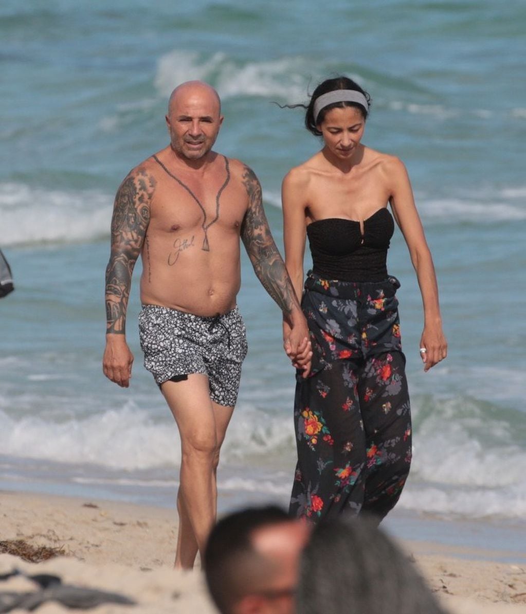 Jorge Sampaoli y su novia en Miami (crédito: Grosby Group)