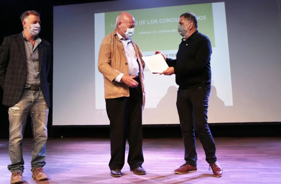 "Jujuy es una provincia llamada a tener un gigantesco rol en el futuro de Argentina", dijo el arquitecto Rubén Pesci al recibir la distinción de manos del intendente Raúl Jorge.