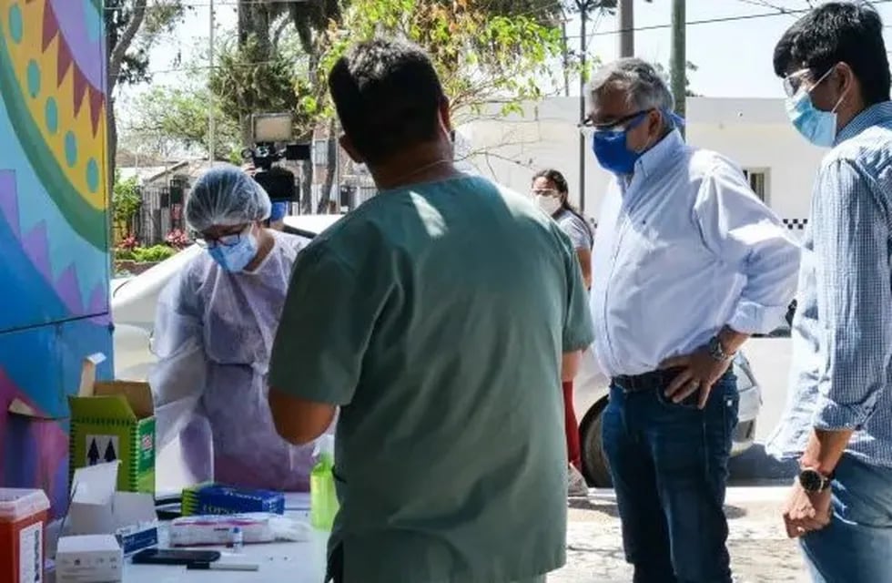 El gobernador Morales participa regularmente de los operativos de rastrillaje junto al personal de salud, por los barrios de toda la provincia.