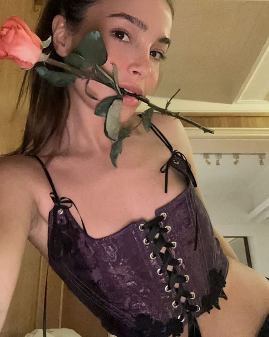 Brenda Asnicar con un corset muy sexy