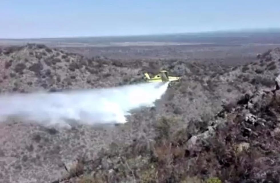 Dos aviones hidrantes del Sistema Nacional de Manejo del Fuego atacan las llamas.