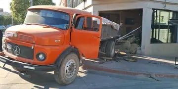 Un camión se incrustó en un local en barrio General Paz por un desperfecto mecánico. (Gentileza)