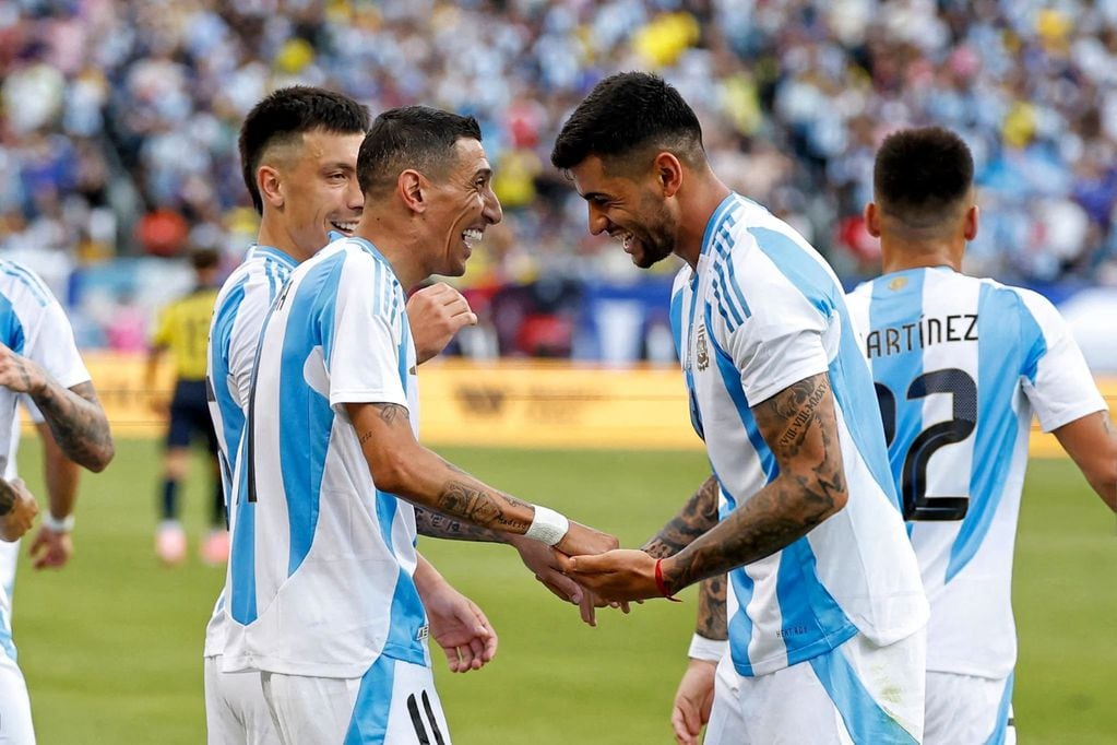 Di María y Romero se saludan después del 1-0 a Ecuador, en la que se combinaron ambos. (Prensa Argentina)