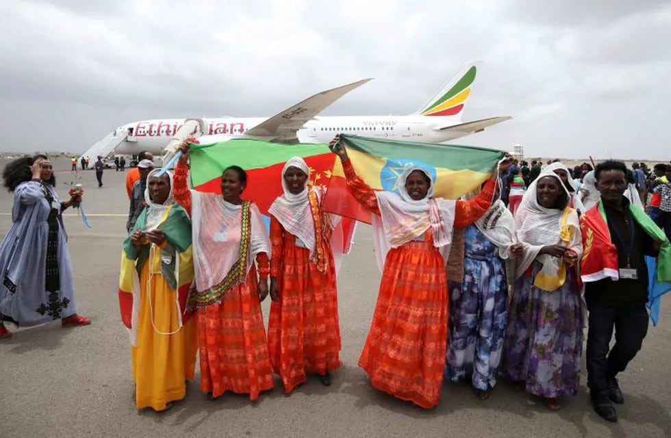 Festejos en el vuelo de etíopes y eritreanos (Web)