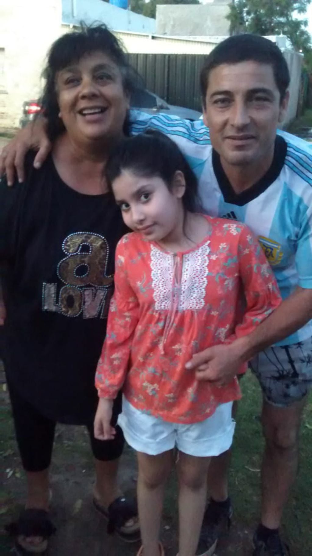 La pequeña Catalina junto a su papá Diego y su amiga Sonia.