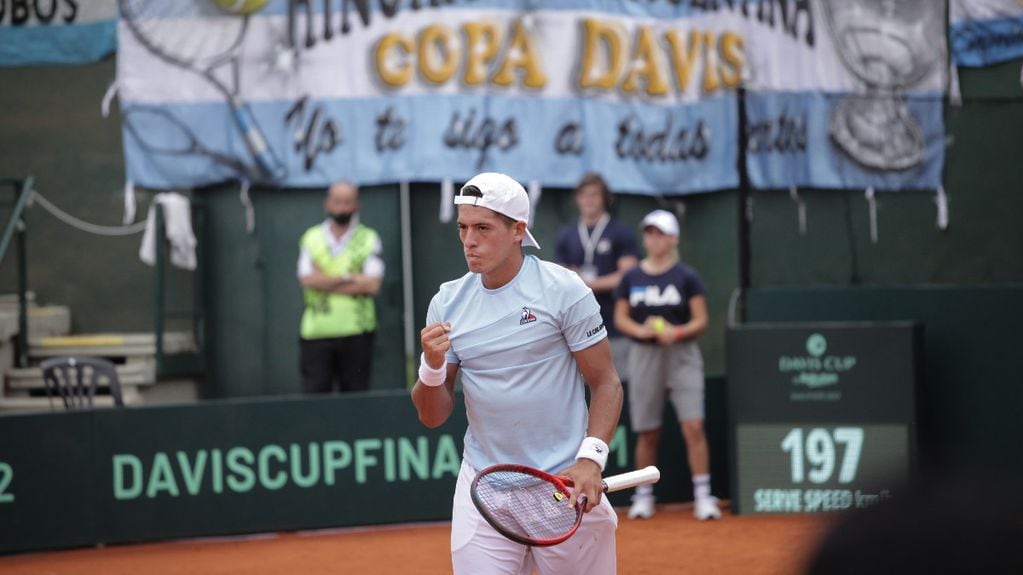 El argentino Sebastián Báez festeja su victoria en Copa Davis, ante República Checa.