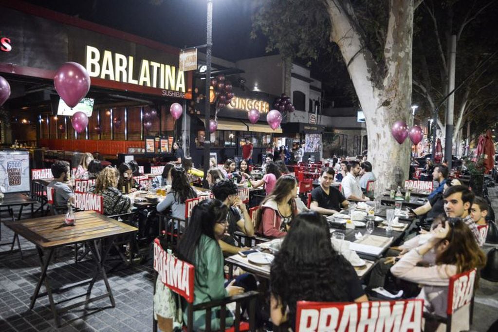 Los bares de calle Arístides presentan variadas propuestas para celebrar el Día del Amigo.