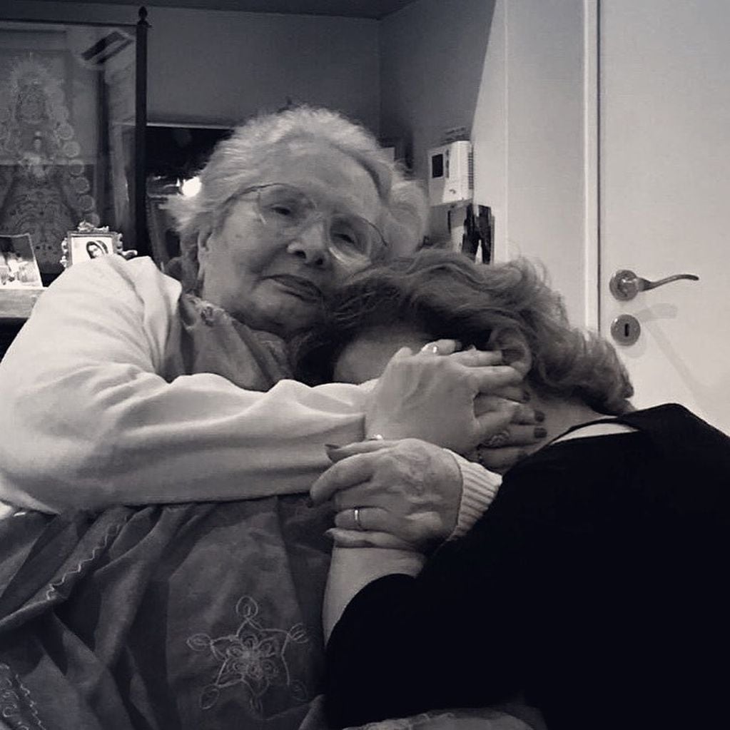 Lucía abraza a su mamá María Engracia Cuervo de Galán, quien falleció este domingo a los 96 años tras sufrir un ACV (Foto: Instagram/ @duopimpinela)