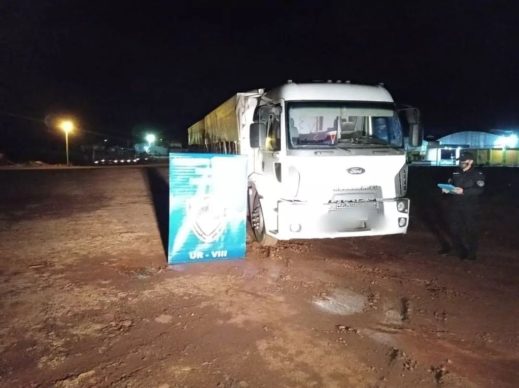 Secuestraron cinco camiones con granos de soja ilegal en San Vicente.