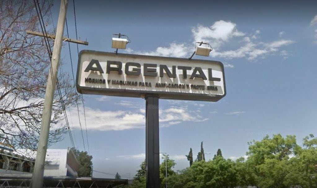 La compañía Argental es la que busca aumentar los días de suspensión de su planta de Granadero Baigorria.  (Google Street View)