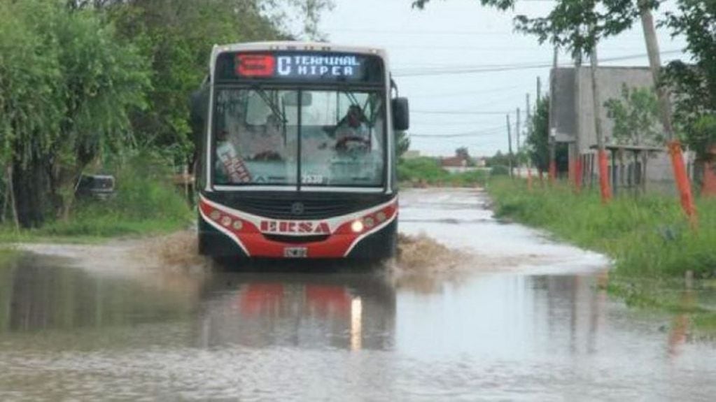 Transporte público suspendido por las lluvias.