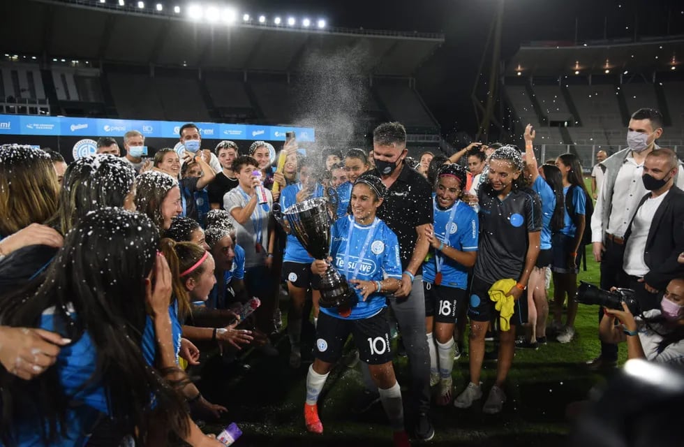 Los festejos de Belgrano, campeón de la Primera C de la AFA, con Romina Gómez protagonista (Fotografías de Facundo Luque).
