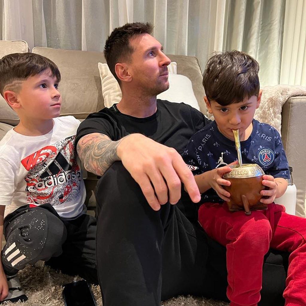 Messi disfrutó de un rato libre frente a la tele acompañado por sus hijos.