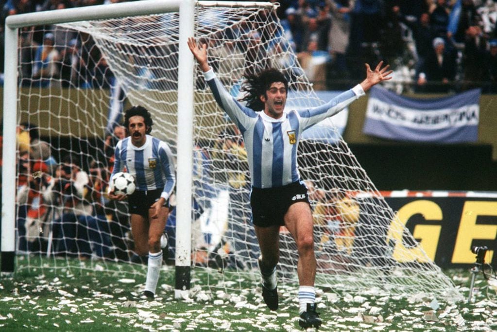 Mario Kempes "se abraza" después de marcar uno de los goles que hizo en la final del Mundial 1978 ante Holanda. (Prensa Fifa)