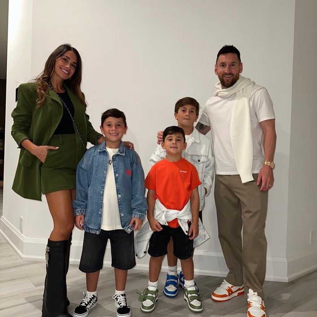 La familia posó junta durante la visita a la sala de Hollywood, Florida.