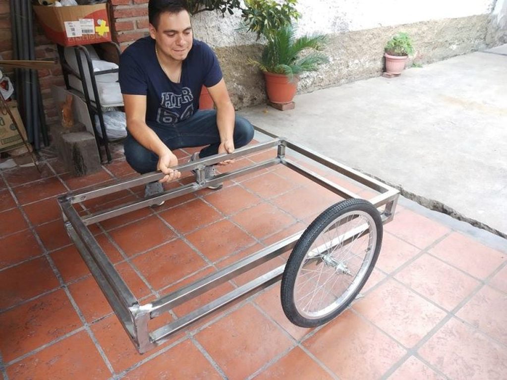 Sebastián Farfor durante la construcción de la motoambulancia (Facebook)