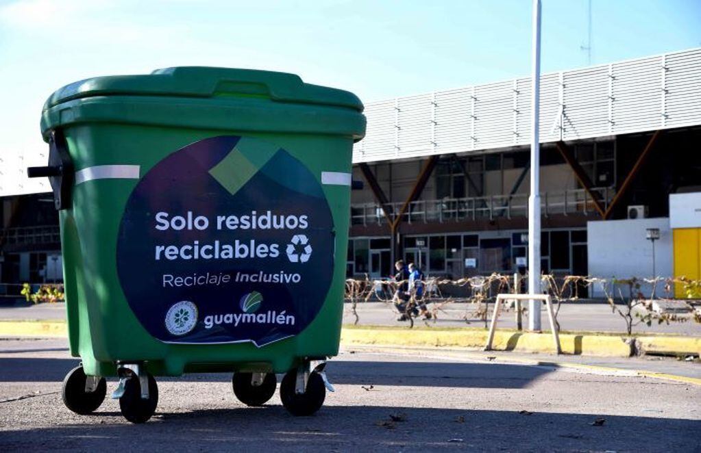 Uno de los tantos contenedores colocados en los laterales de la Terminal Mendoza para residuos reciclables.