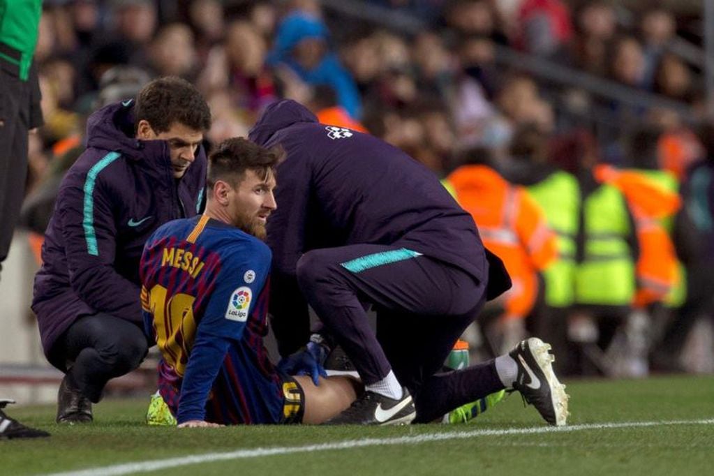 Leo Messi, atendido por los fisios del equipo (EFE/Quique García)