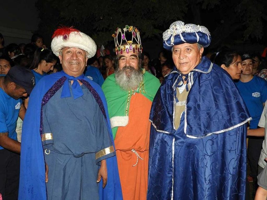  Marcial Tejada en el centro junto a los recordados Jorge “Coco” Chávez y Oscar “Gallego” Rodríguez (ya fallecidos); fueron quienes comenzaron con la tradición de la llegada de los Reyes Magos. 