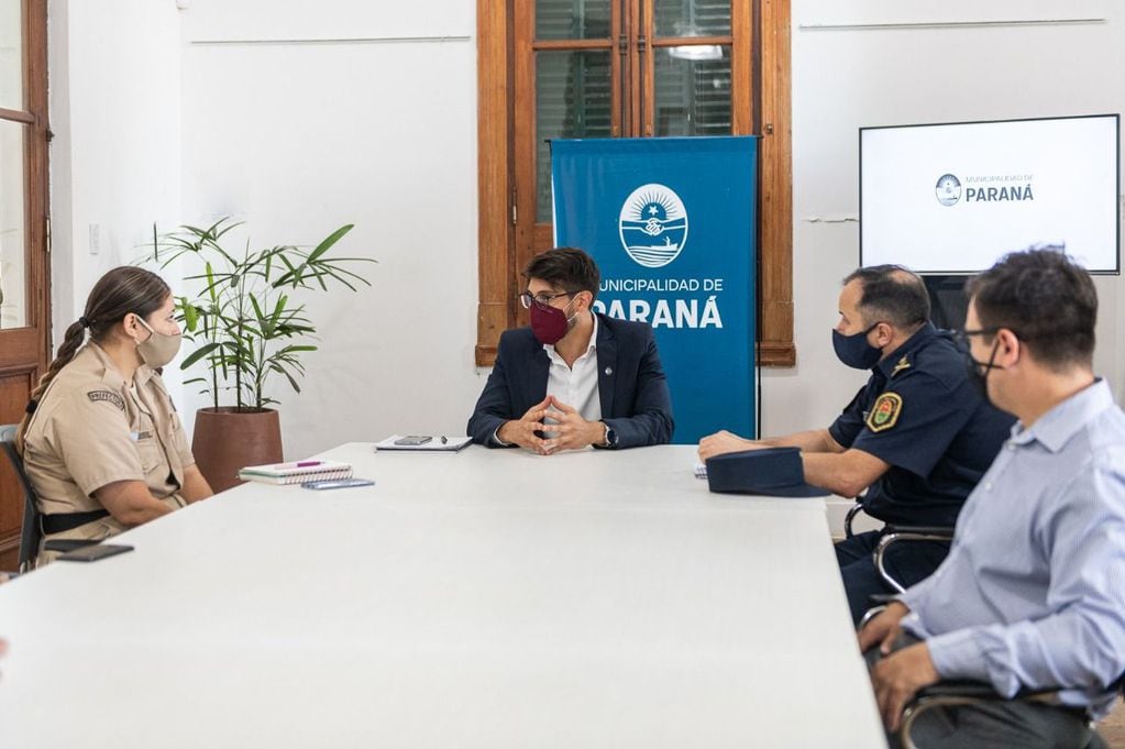 La Municipalidad se reunió con representantes de Prefectura, Policía y clubes náuticos de Paraná. 