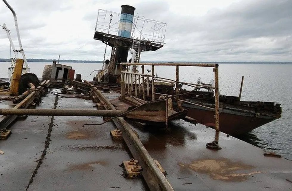 Los Ferrys se encuentran muy deteriorados y permanecen semihundidos en el Río Paraná.