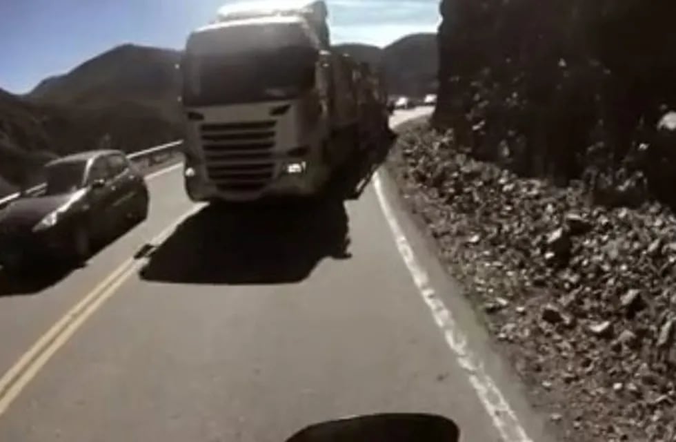 Temerarias maniobras de un camionero chileno en rutas jujeñas.