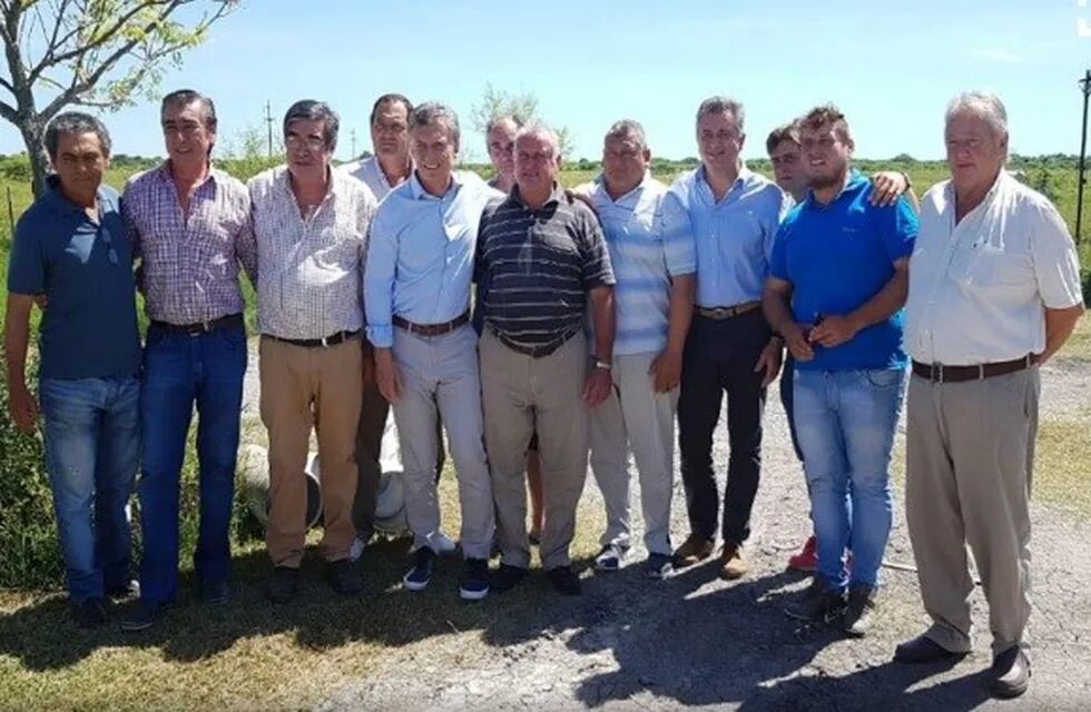 Mauricio Macri visitó a productores afectados por las inundaciones. (LT10)