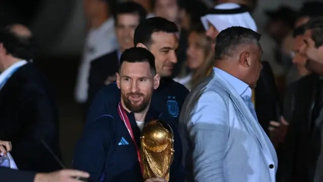 Lionel Messi, con la copa de campeón del mundo, acompañado por el DT Lionel Scaloni y más atrás el presidente de AFA Claudio Tapia en la llegada de la selección al país