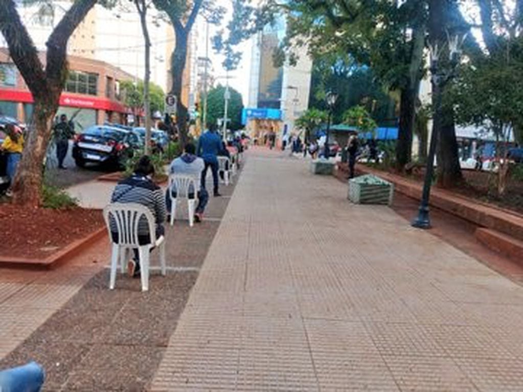 Plaza 9 de Julio de Posadas, escenario de la cola de clientes que aguardan cobrar sus haberes en el Banco Macro. (Misiones Online Minuto Uno)