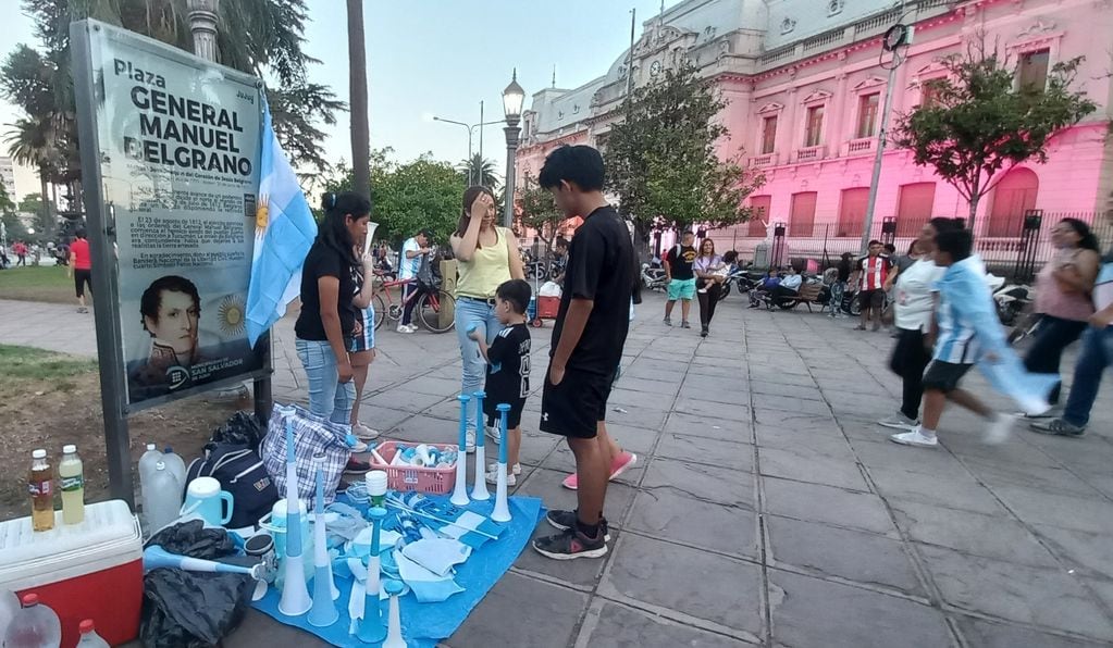 El creador de la Bandera, más que apropiado sponsor para la venta de cotillón para alentar a la Selección argentina, en la plaza Belgrano de San Salvador de Jujuy.