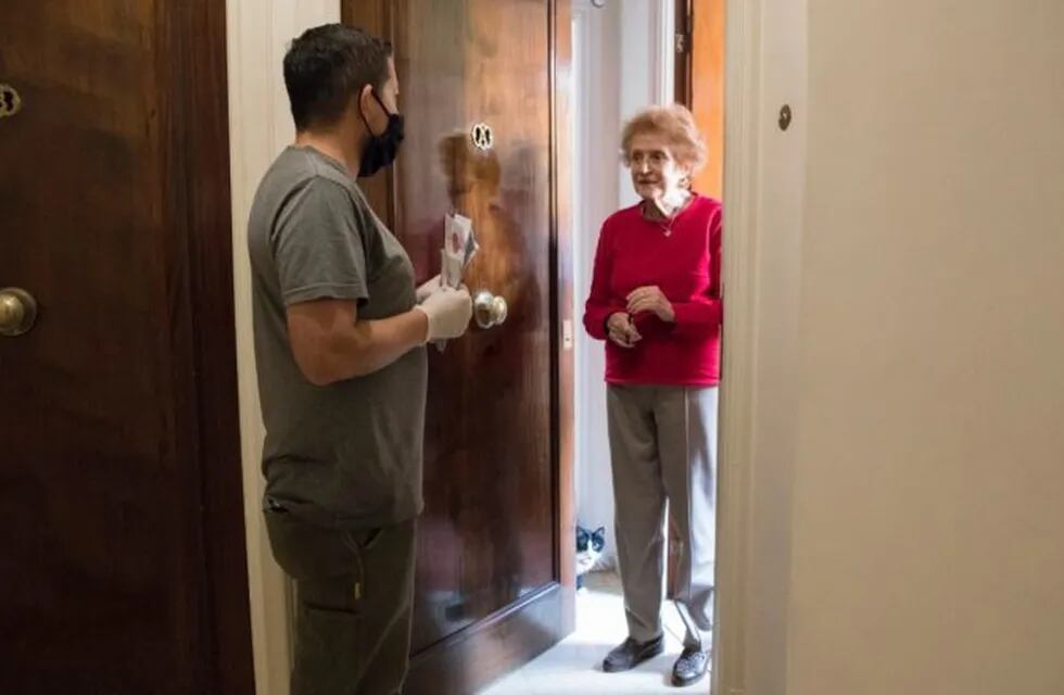 Julio, el encargado que ayuda a los adultos mayores de su edificio (Foto: GCBA)