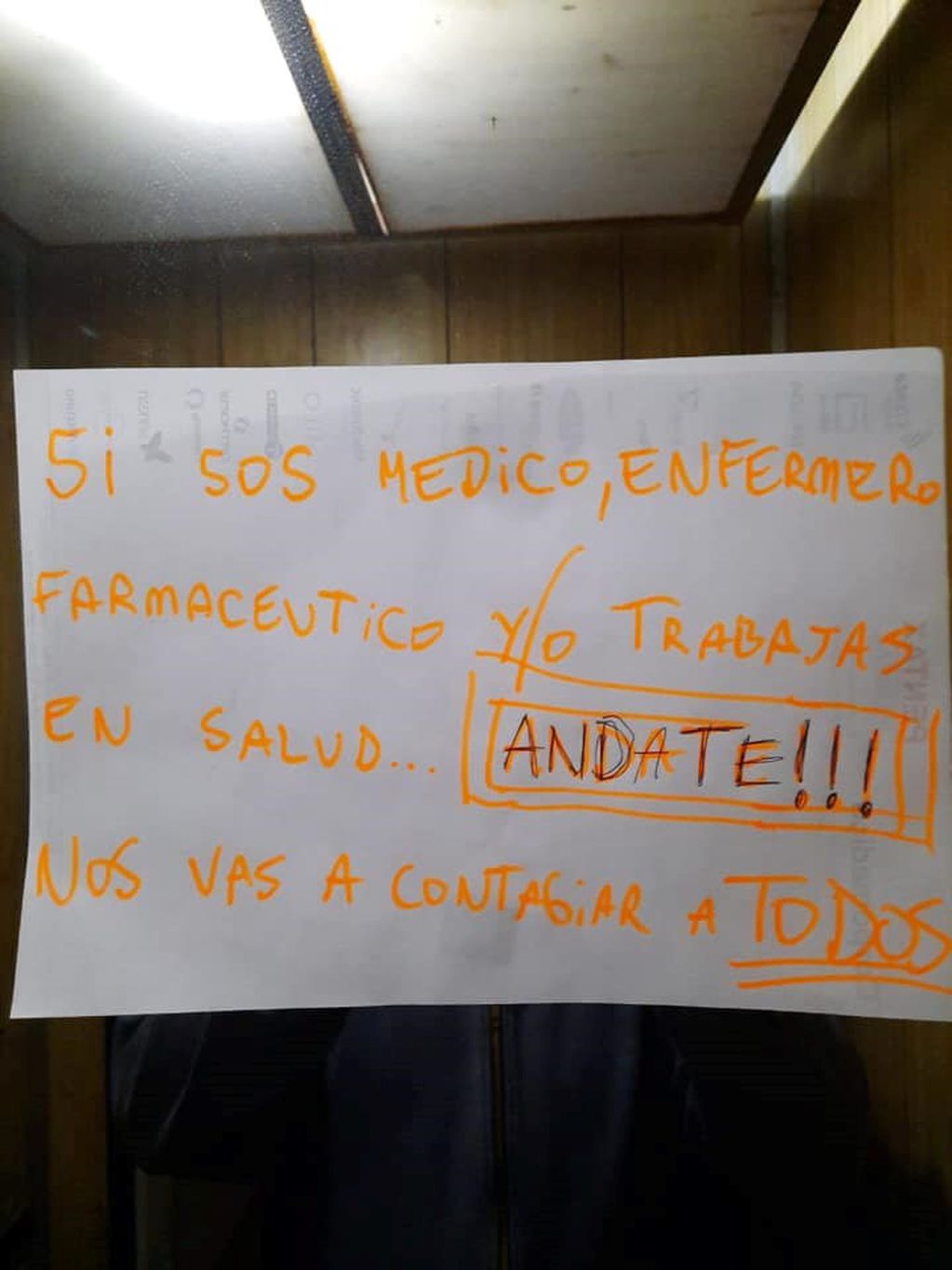 El mensaje que encontraron los médicos cuando llegaron a su edificio en Venado Tuerto. (Facebook)