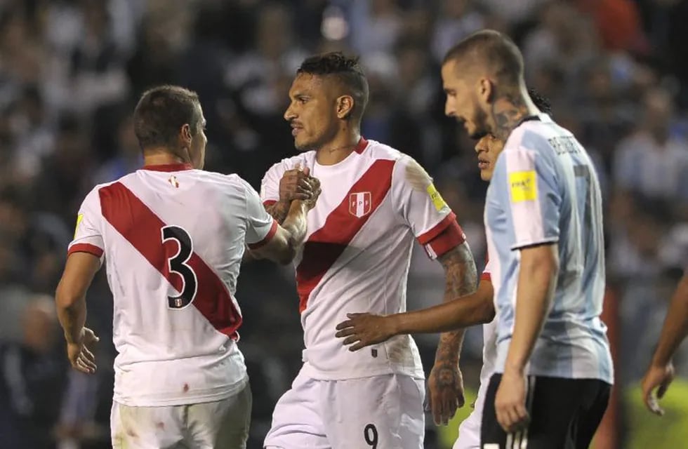 Peru's Aldo Corzo (L) and Paolo Guerrero greet each other at the end of their goalless 2018 World Cup qualifier football match against Argentina in Buenos Aires on October 5, 2017. / AFP PHOTO / Alejandro PAGNI