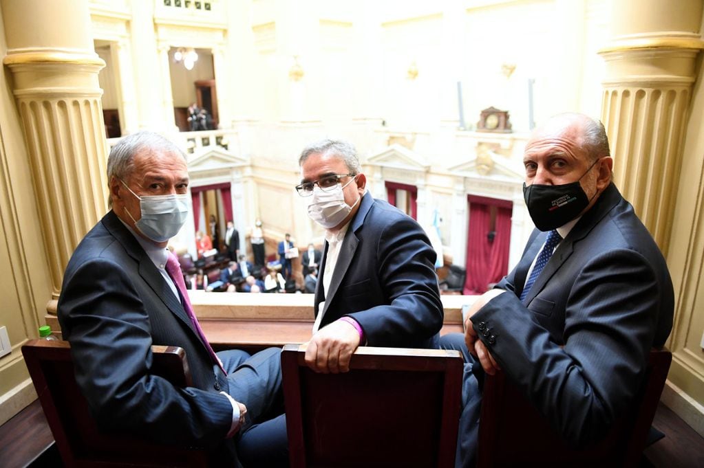 Senado. El gobernador Schiaretti, con sus colegas Raúl Jalil (Catamarca) y Omar Perotti (Santa Fe). Ninguno estará presente en la cumbre con Alberto Fernández. 