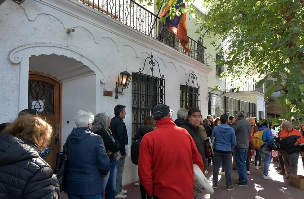 Filas para iniciar los trámites y obtener la ciudadanía en el consulado de España en Mendoza