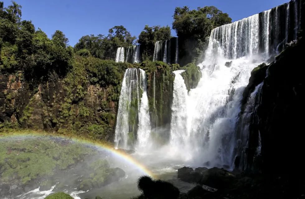 BAS16. MISIONES (ARGENTINA) 04/05/2015.- Vista de las Cataratas del Iguazú este, 02 de mayo de 2015, en el Parque Nacional Iguazú, en la provincia de Misiones (Argentina). Las cataratas del Iguazú se localizan sobre el río del mismo nombre, en el límite entre la provincia argentina de Misiones y el estado brasileño de Paraná, están formadas por 275 saltos de hasta 70 metros de altura, fueron declaradas Patrimonio de la Humanidad por la UNESCO y son uno de los mayores atractivos turísticos del país. EFE/David Fernández misiones  recorrida por el parque nacional iguazu lugar donde se encuentran las cataratas del iguazu declaradas Patrimonio de la Humanidad por la UNESCO