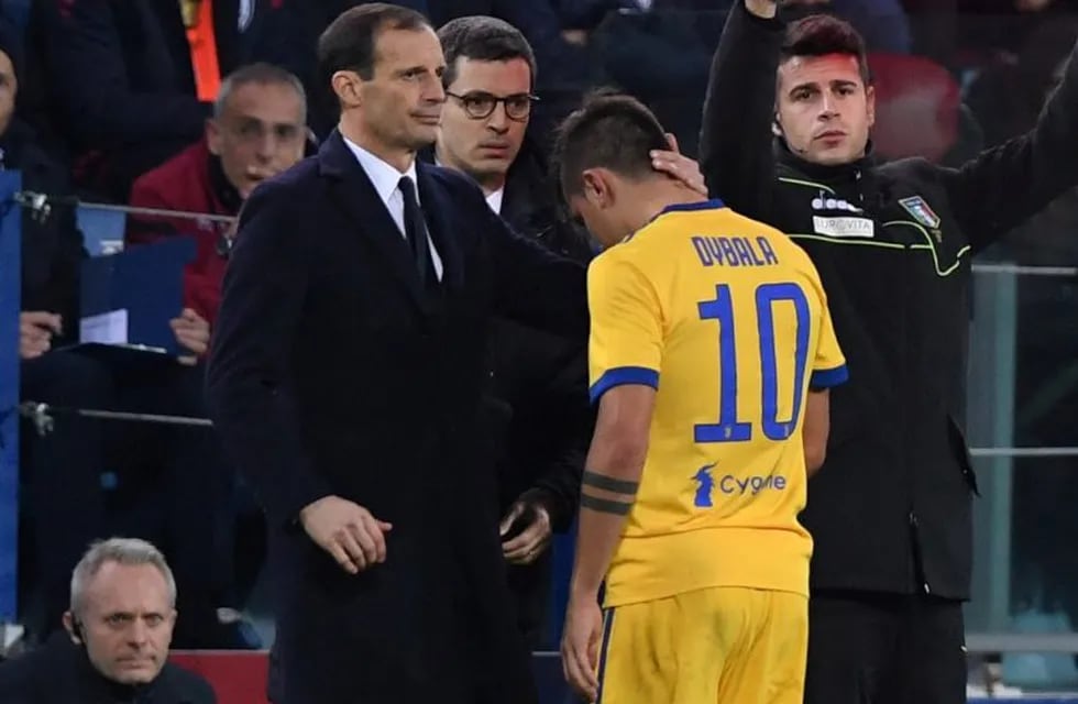 Soccer Football - Serie A - Cagliari Calcio vs Juventus - Sardegna Arena, Cagliari, Italy - January 6, 2018   Juventus’ Paulo Dybala is hugged by coach Massimiliano Allegri as he is substituted after sustaining an injury   REUTERS/Alberto Lingria