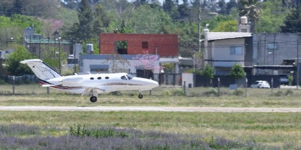 La aeronave tocó la pista vecina a Funes al mediodía.