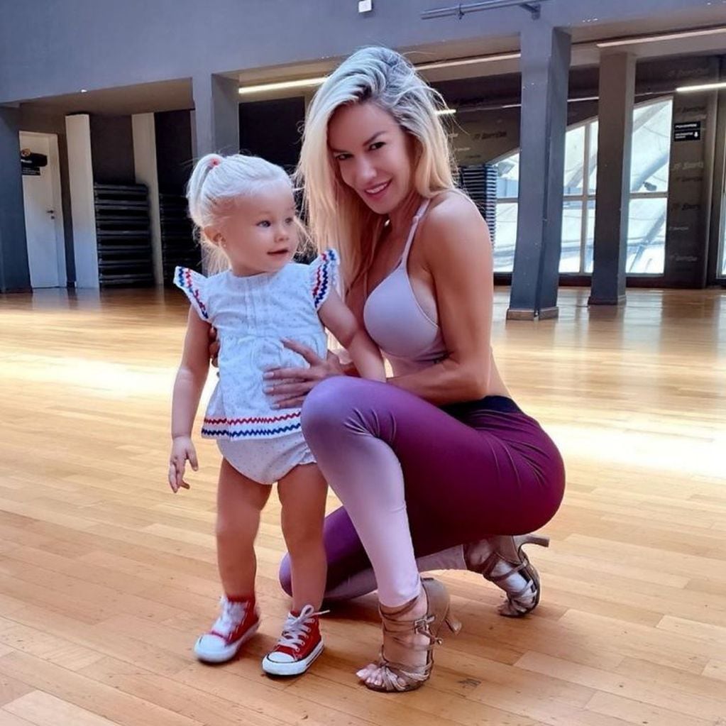 Luciana Salazar solía llevar a su hija Matilda a los estudios de Showmatch antes de ser eliminada del Súper Bailando (Instagram/@salazarluli)
