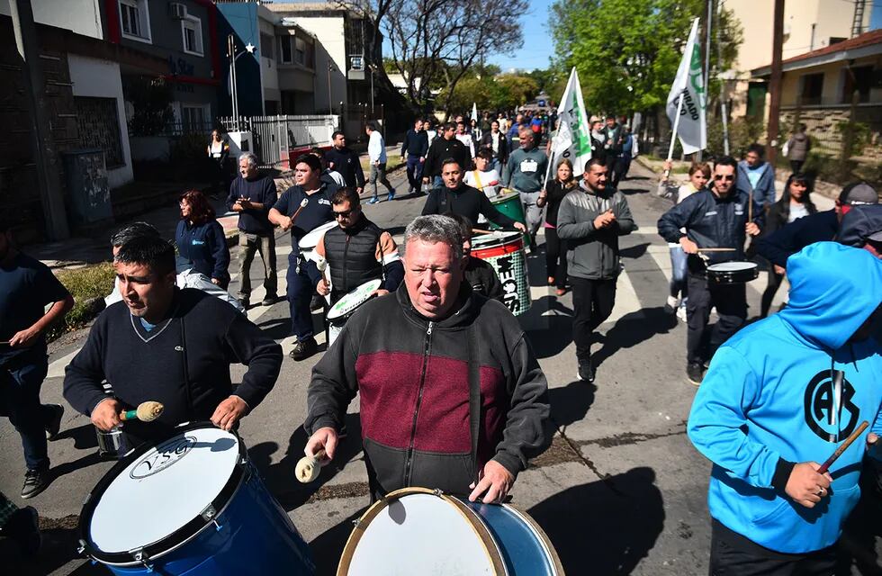 Empleados municipales marchan por las calles de la ciudad.