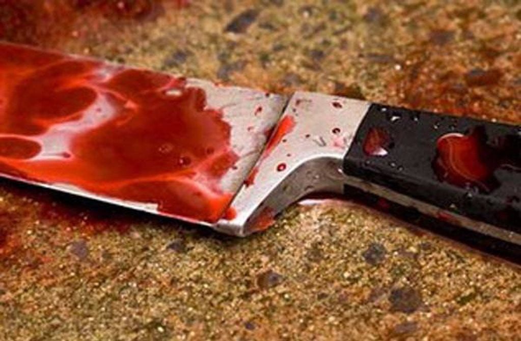 La mujer tomó la determinación de buscar un cuchillo de su cocina y atacó inmediatamente al hombre.