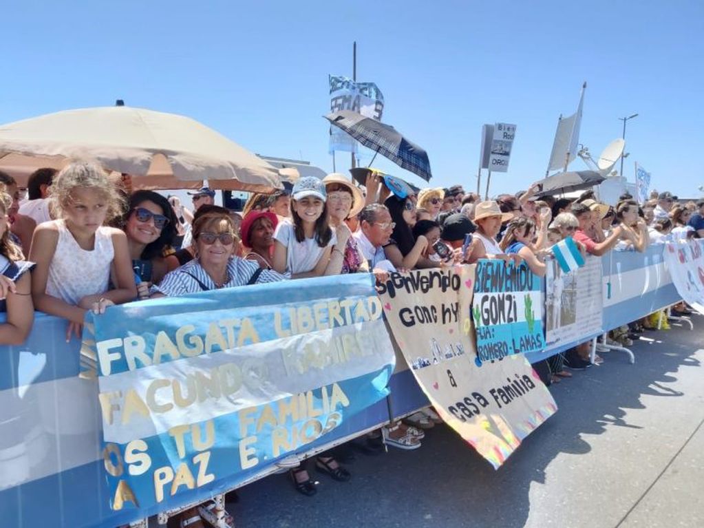 La Fragata Libertad llegó a Mar del Plata y Rossi encabeza acto de bienvenida