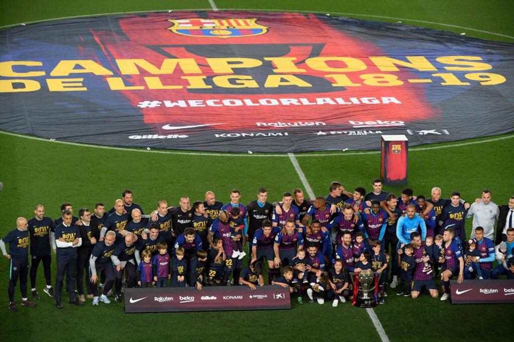 Todo Barcelona celebrando el título ( LLUIS GENE / AFP).